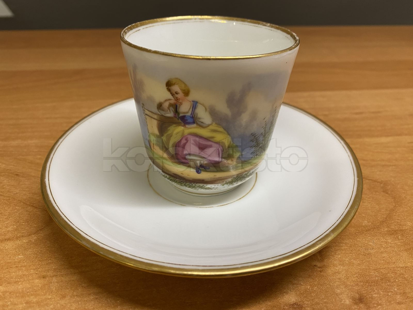 Porcelánový šálek s podšálkem, ručně malovaný