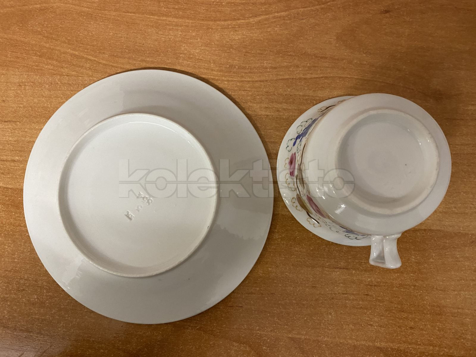 Porcelánový šálek s podšálkem