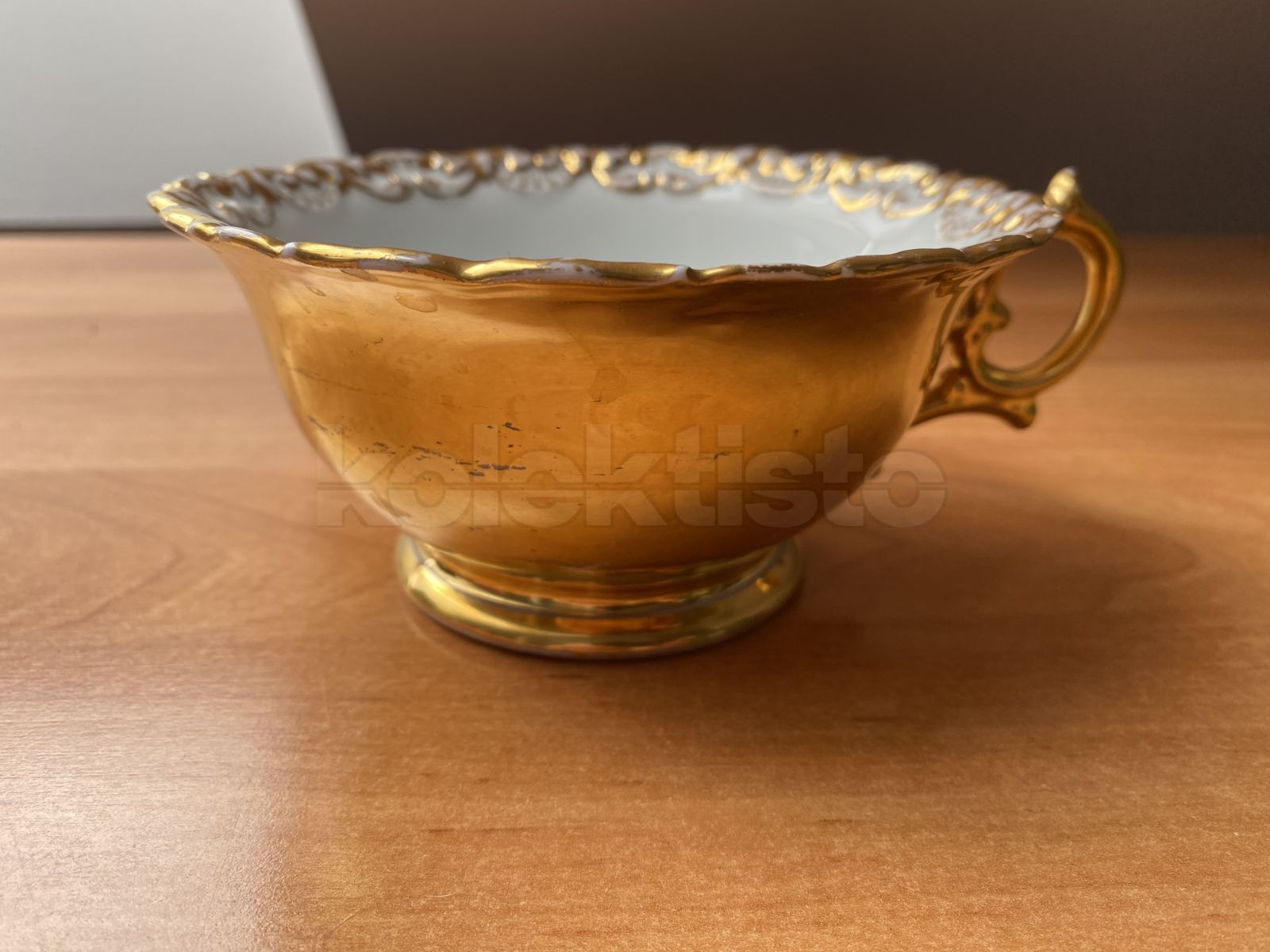 Porcelánový šálek silně zlacený