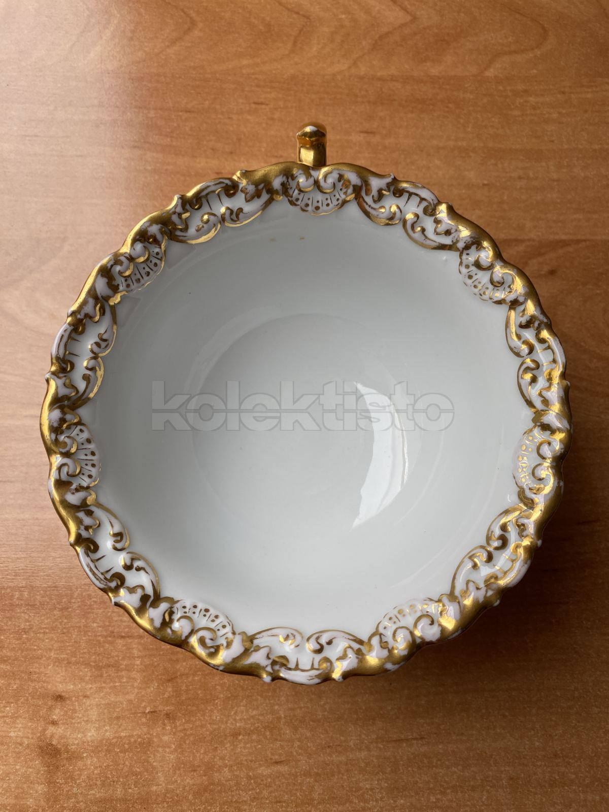 Porcelánový šálek silně zlacený