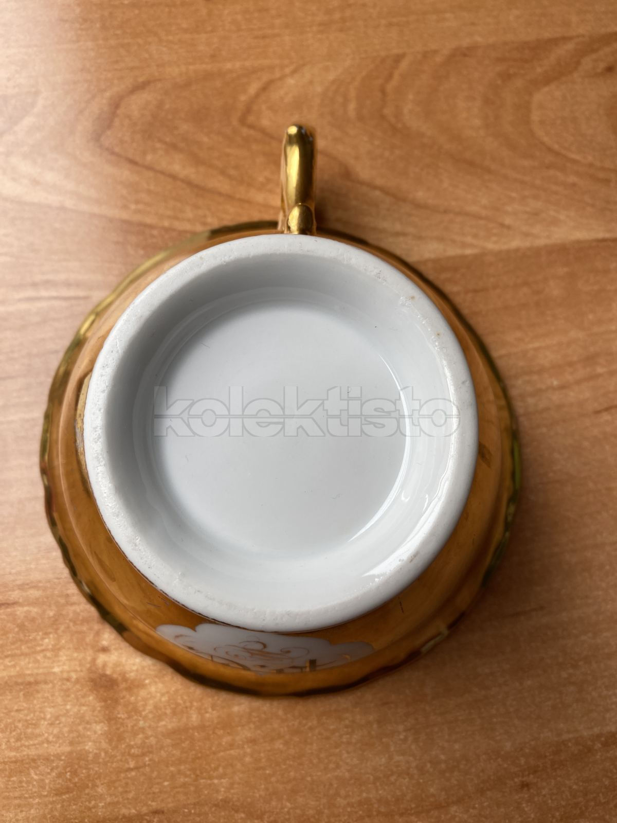 Porcelánový šálek silně zlacený