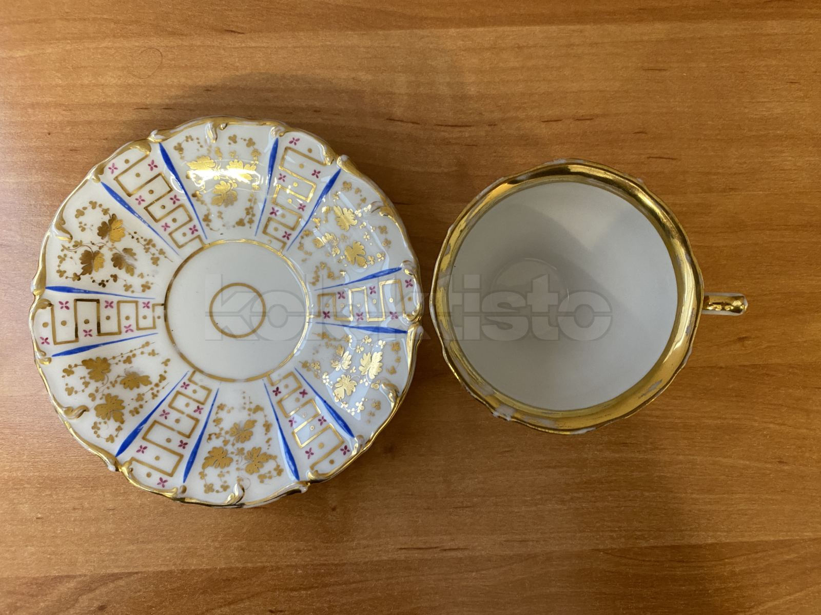 Porcelánový šálek s podšálkem