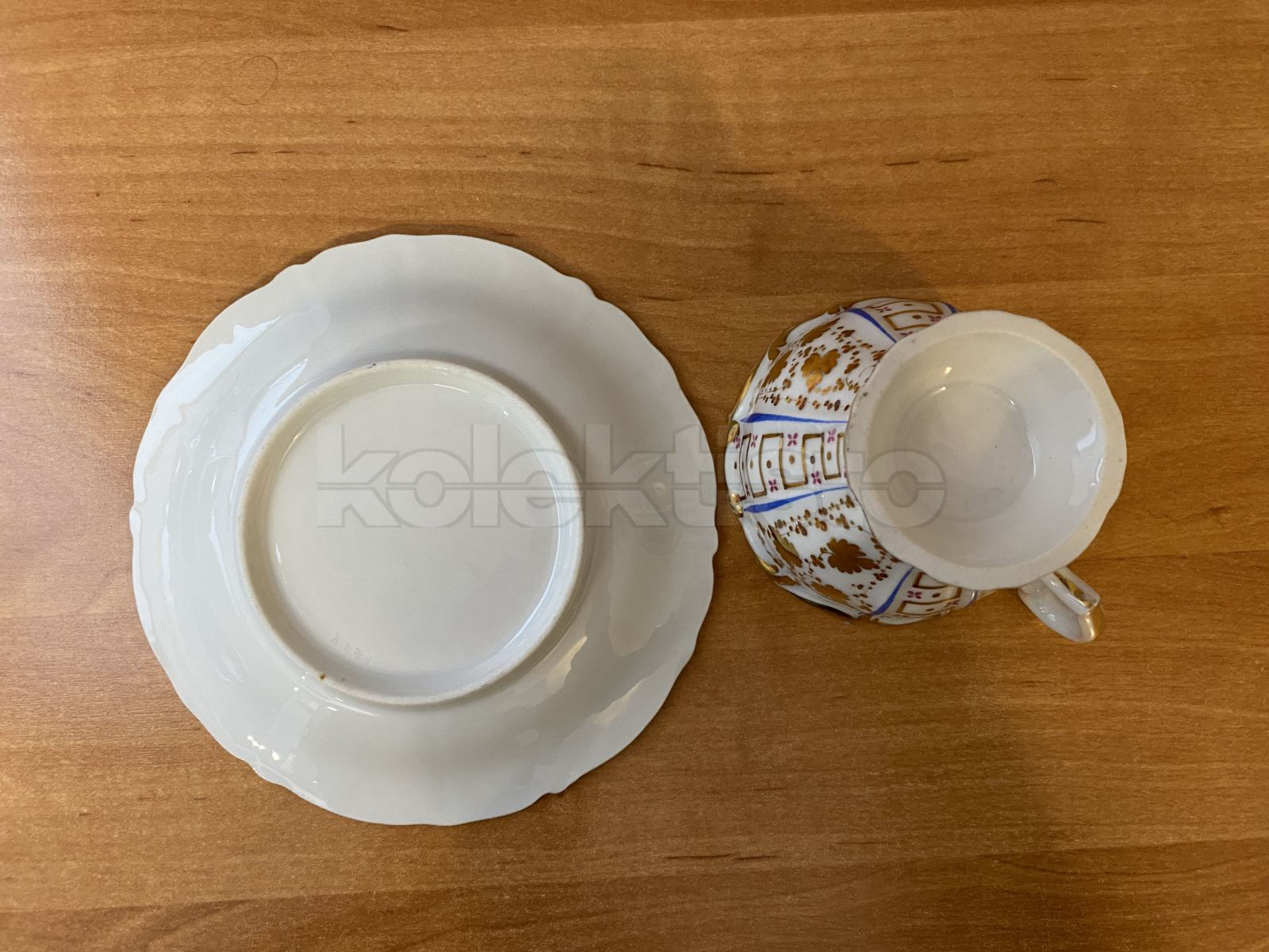 Porcelánový šálek s podšálkem