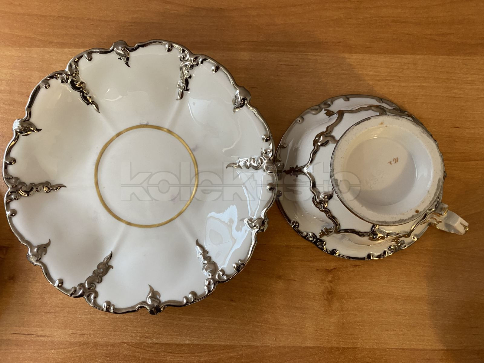 Porcelánový šálek s podšálkem a dezertním talířkem