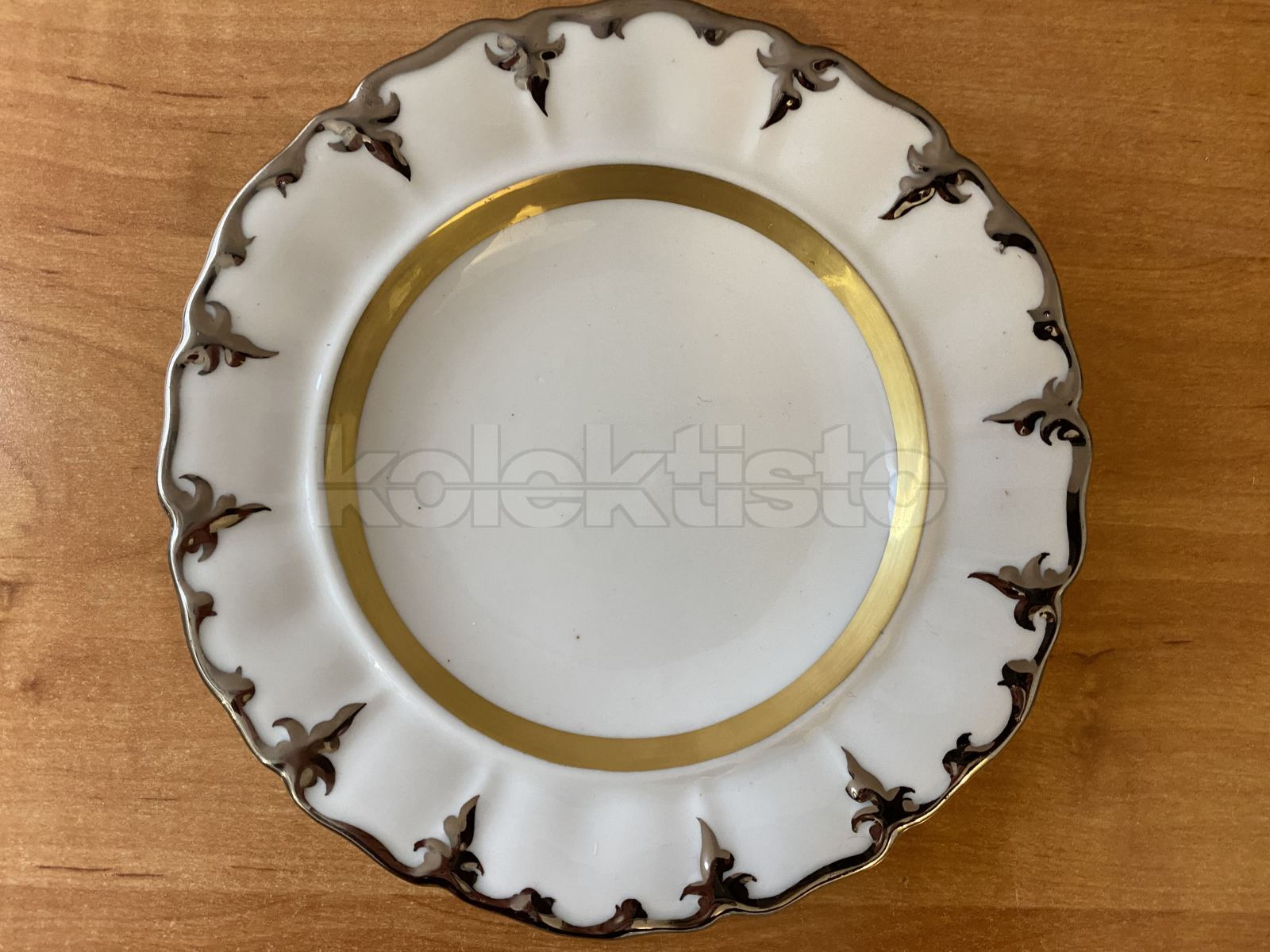 Porcelánový šálek s podšálkem a dezertním talířkem