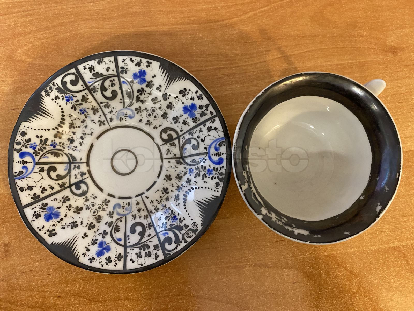 Porcelánový šálek s podšálkem zdobený modrou malbou a stříbrem