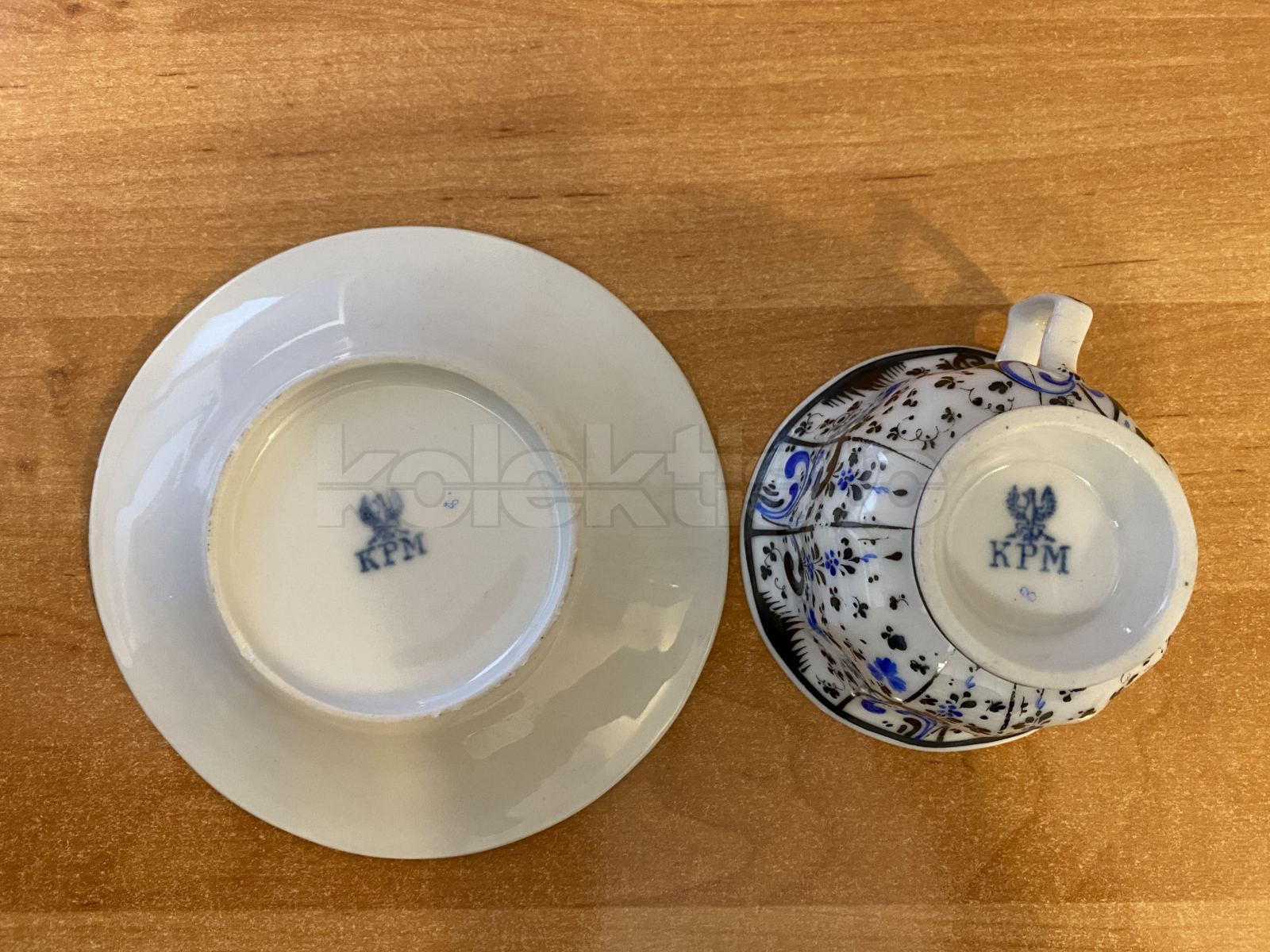 Porcelánový šálek s podšálkem zdobený modrou malbou a stříbrem