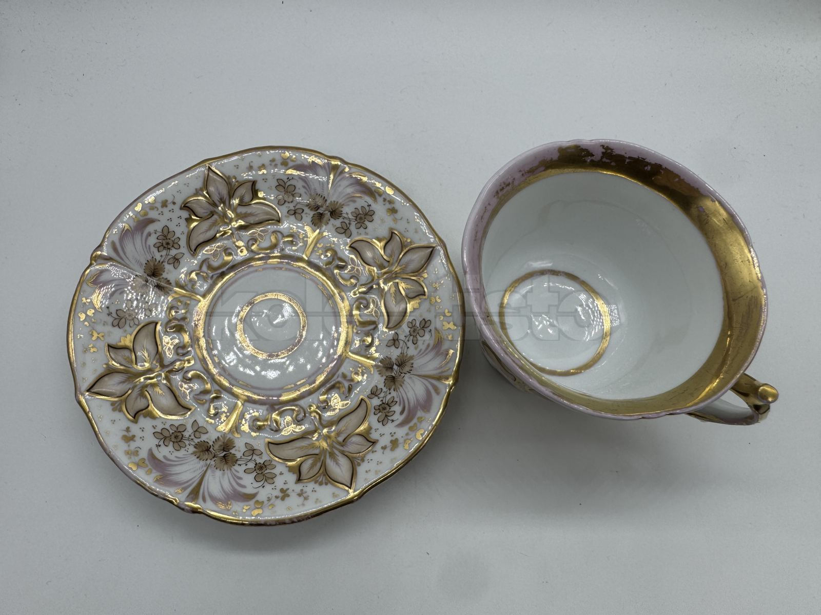 Porcelánový šálek s podšálkem
