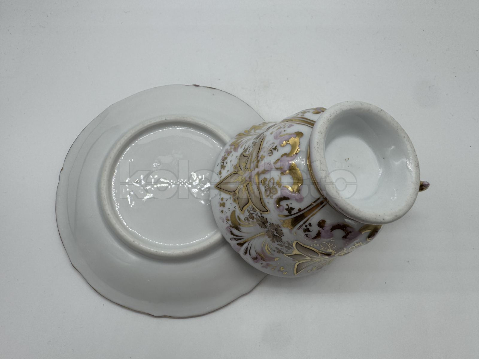 Porcelánový šálek s podšálkem