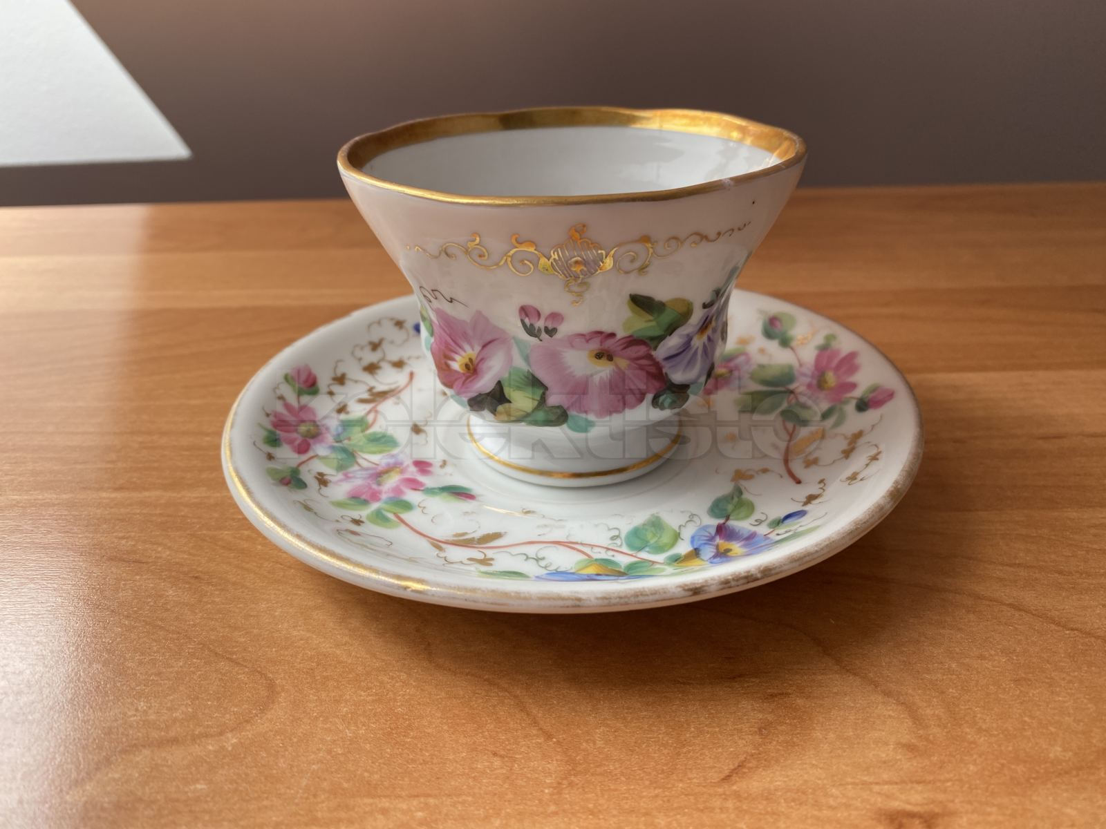 Porcelánový šálek s podšálkem