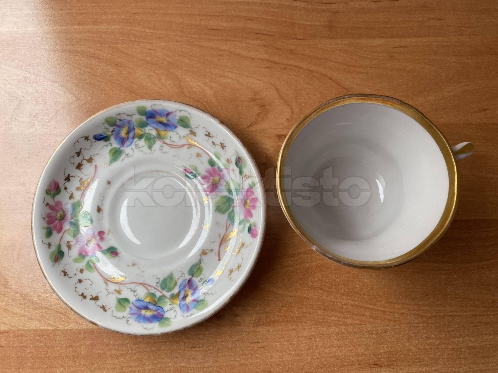 Porcelánový šálek s podšálkem
