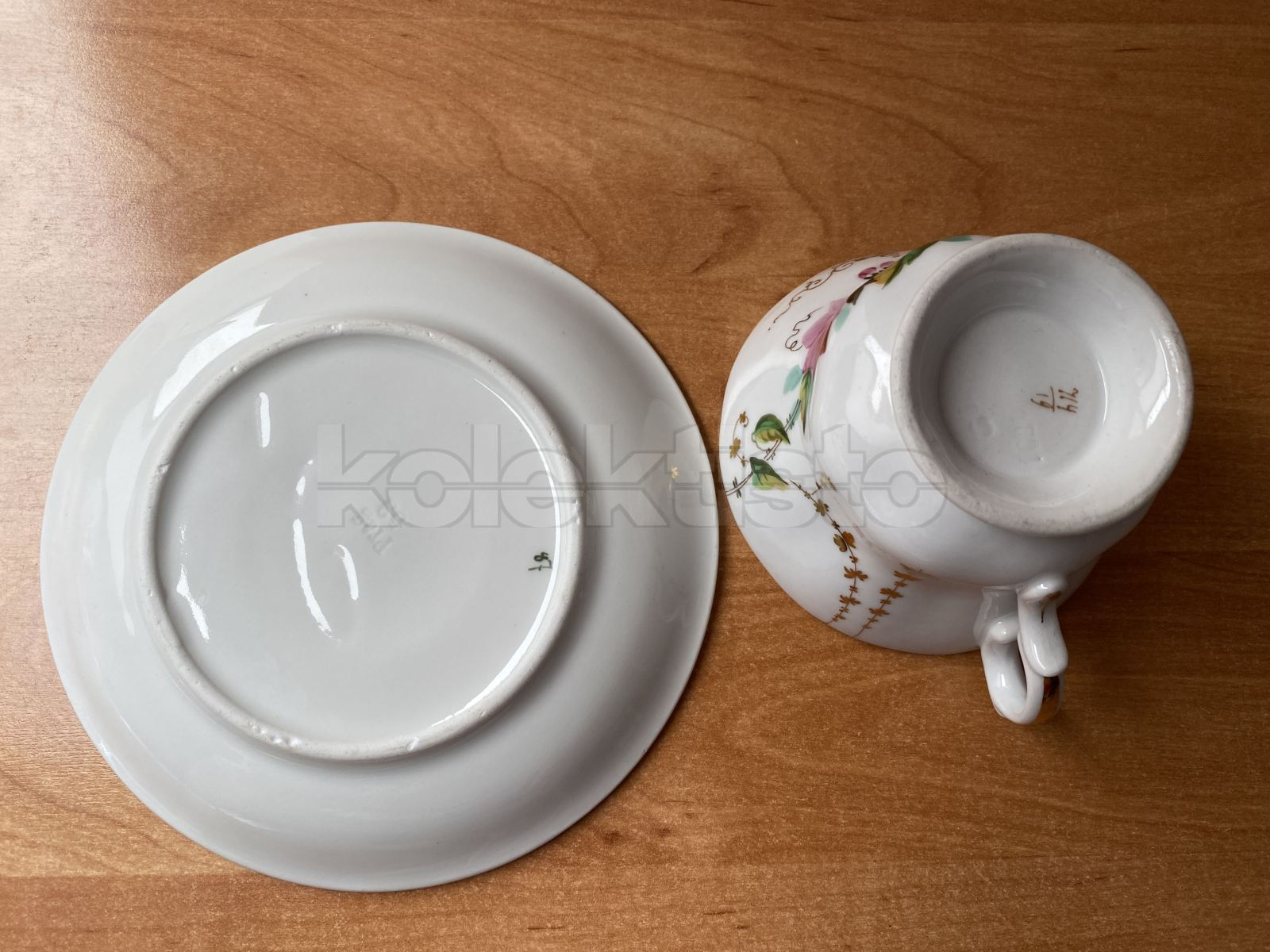 Porcelánový šálek s podšálkem