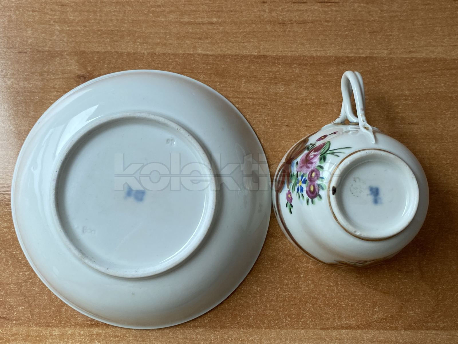 Porcelánový šálek s podšálkem