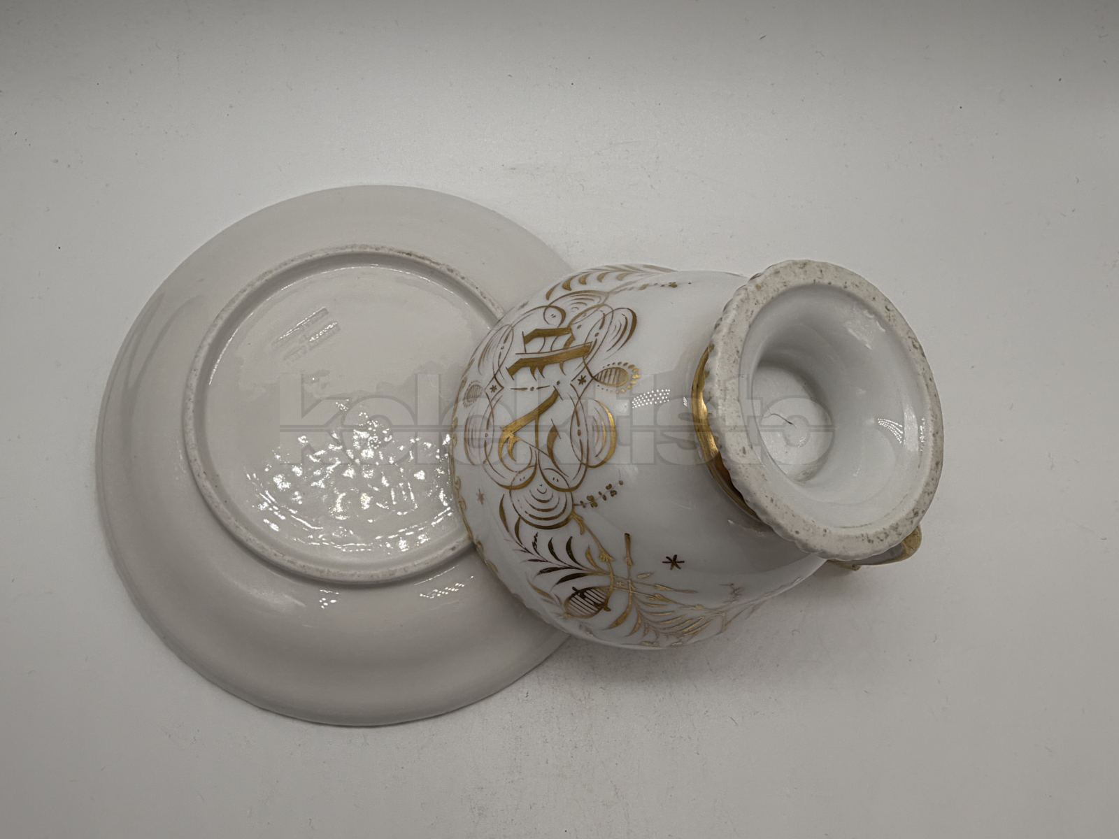Porcelánový šálek s podšálkem s plastickým dekorem