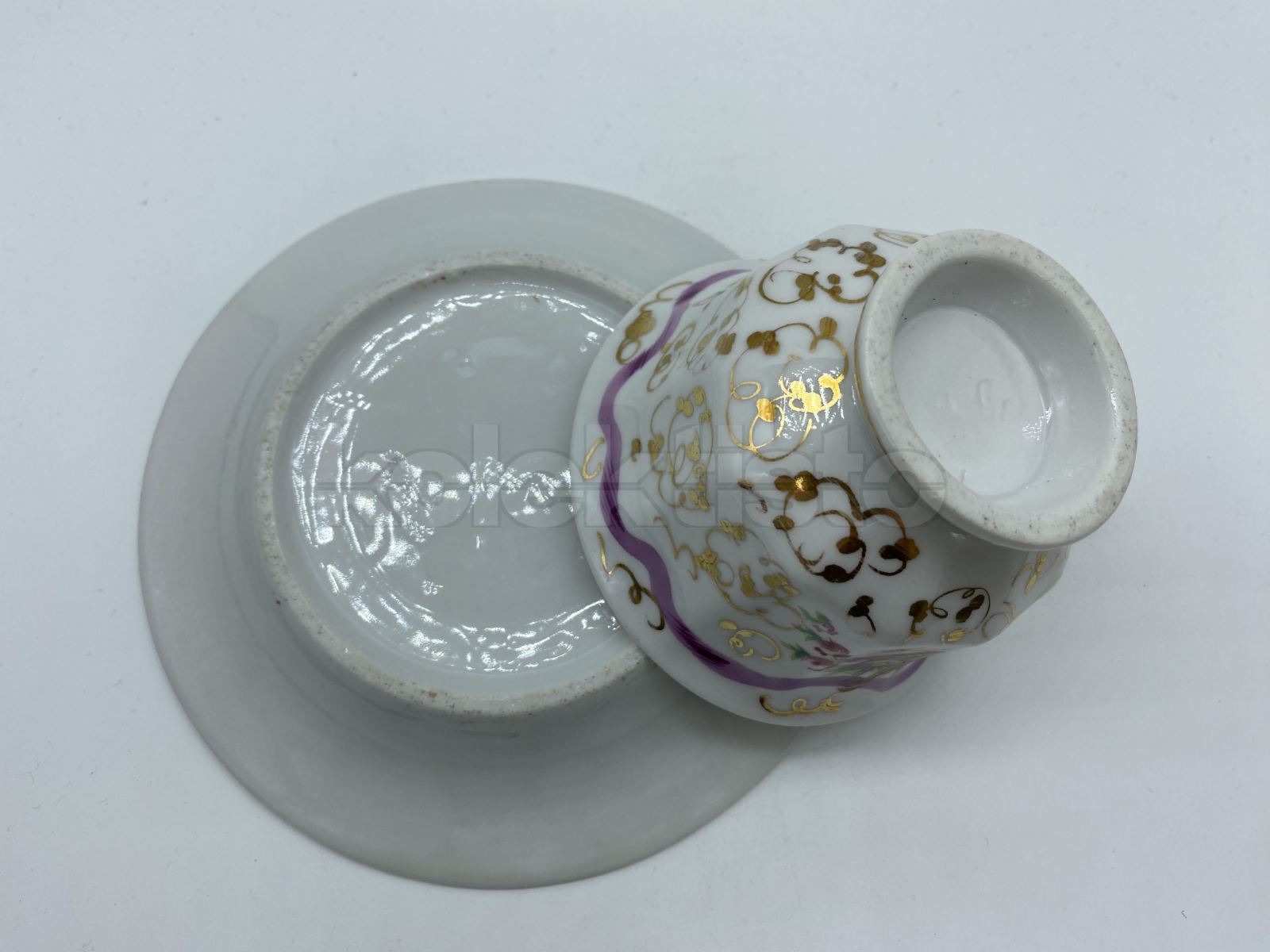 Porcelánový šálek s podšálkem