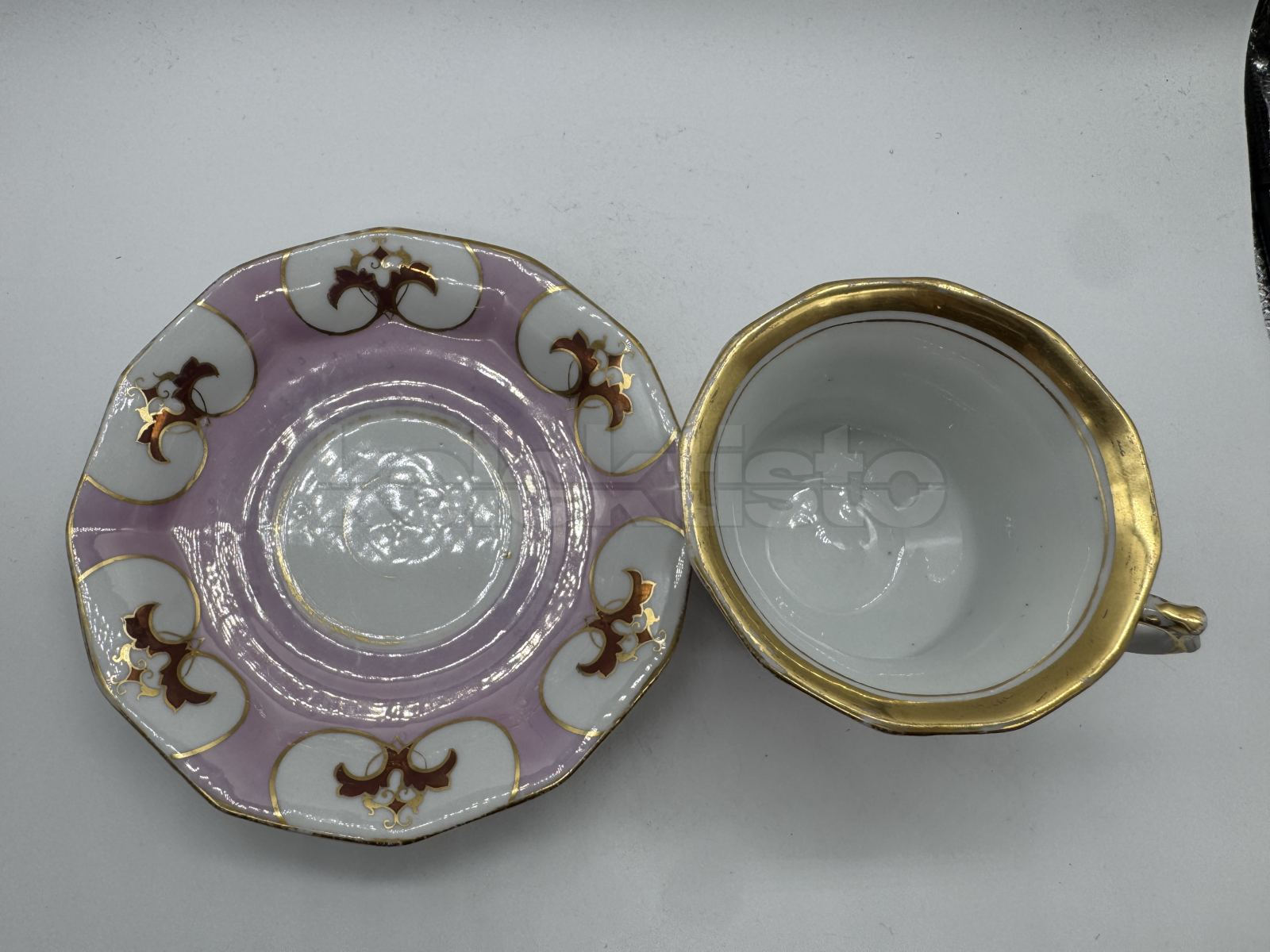 Porcelánový šálek s podšálkem