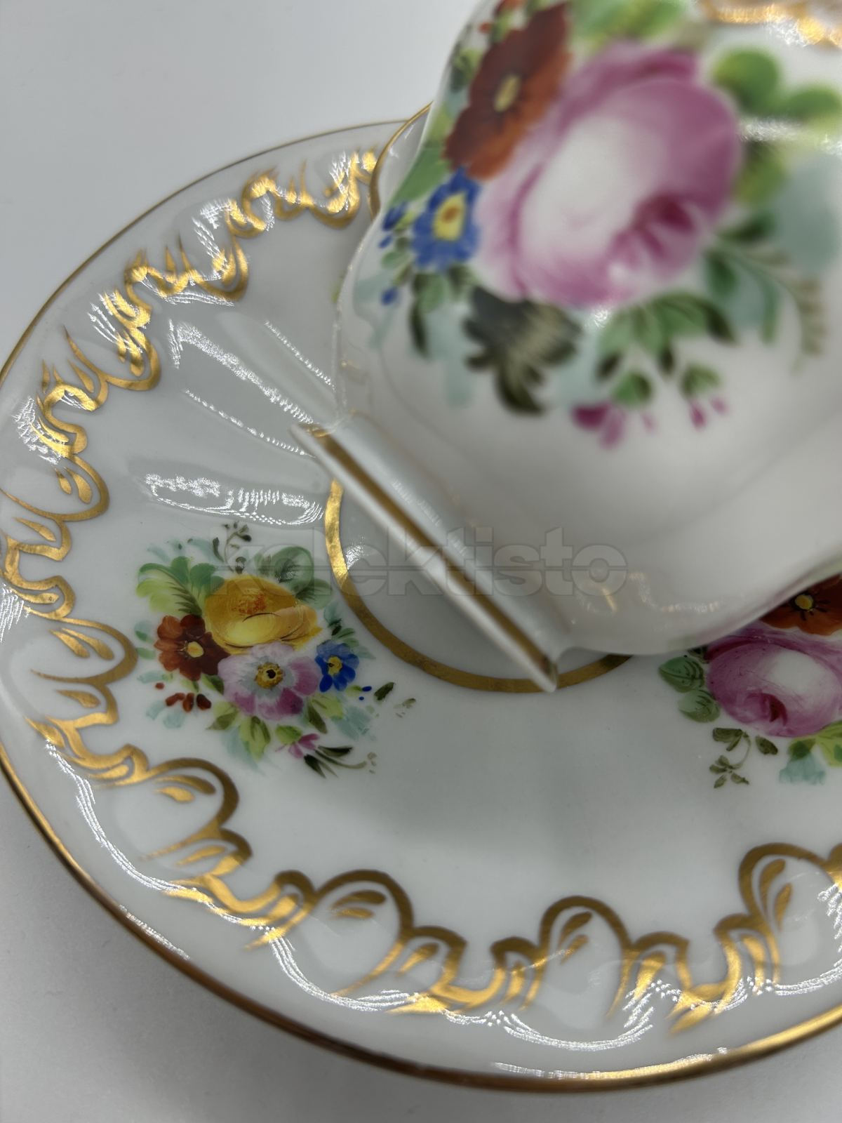 Porcelánový šálek s podšálkem
