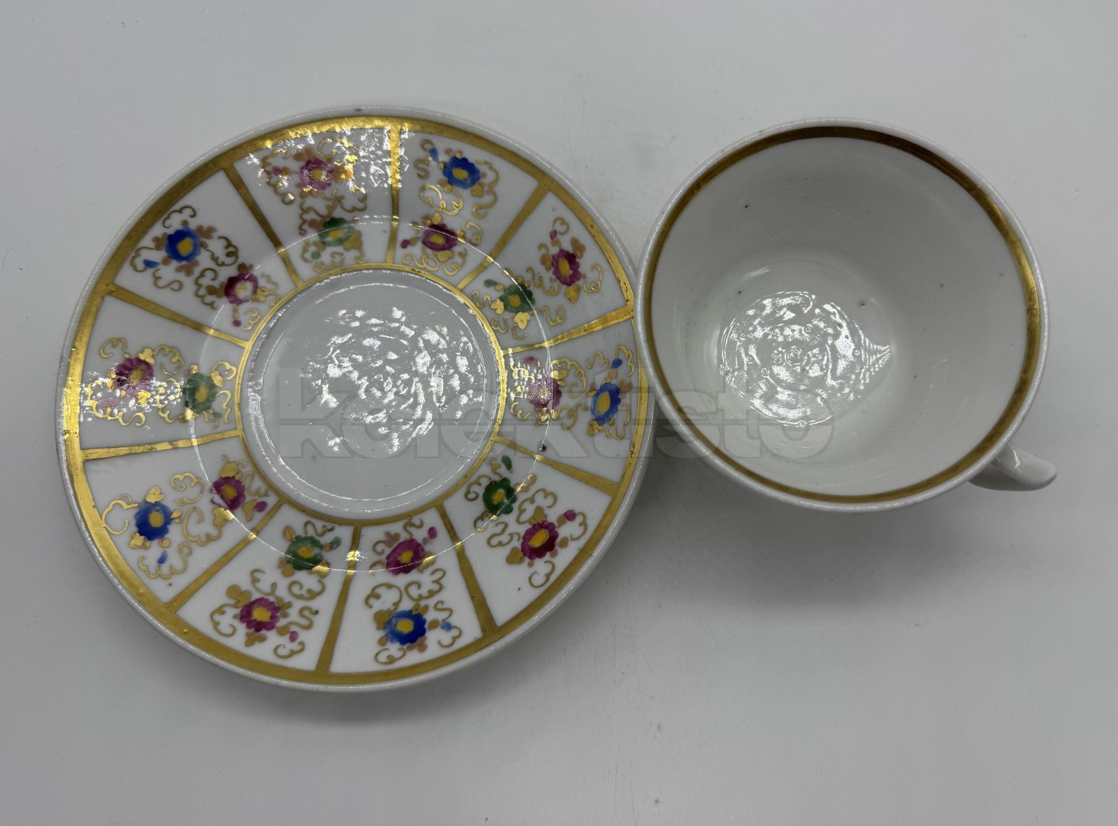 Porcelánový šálek s podšálkem