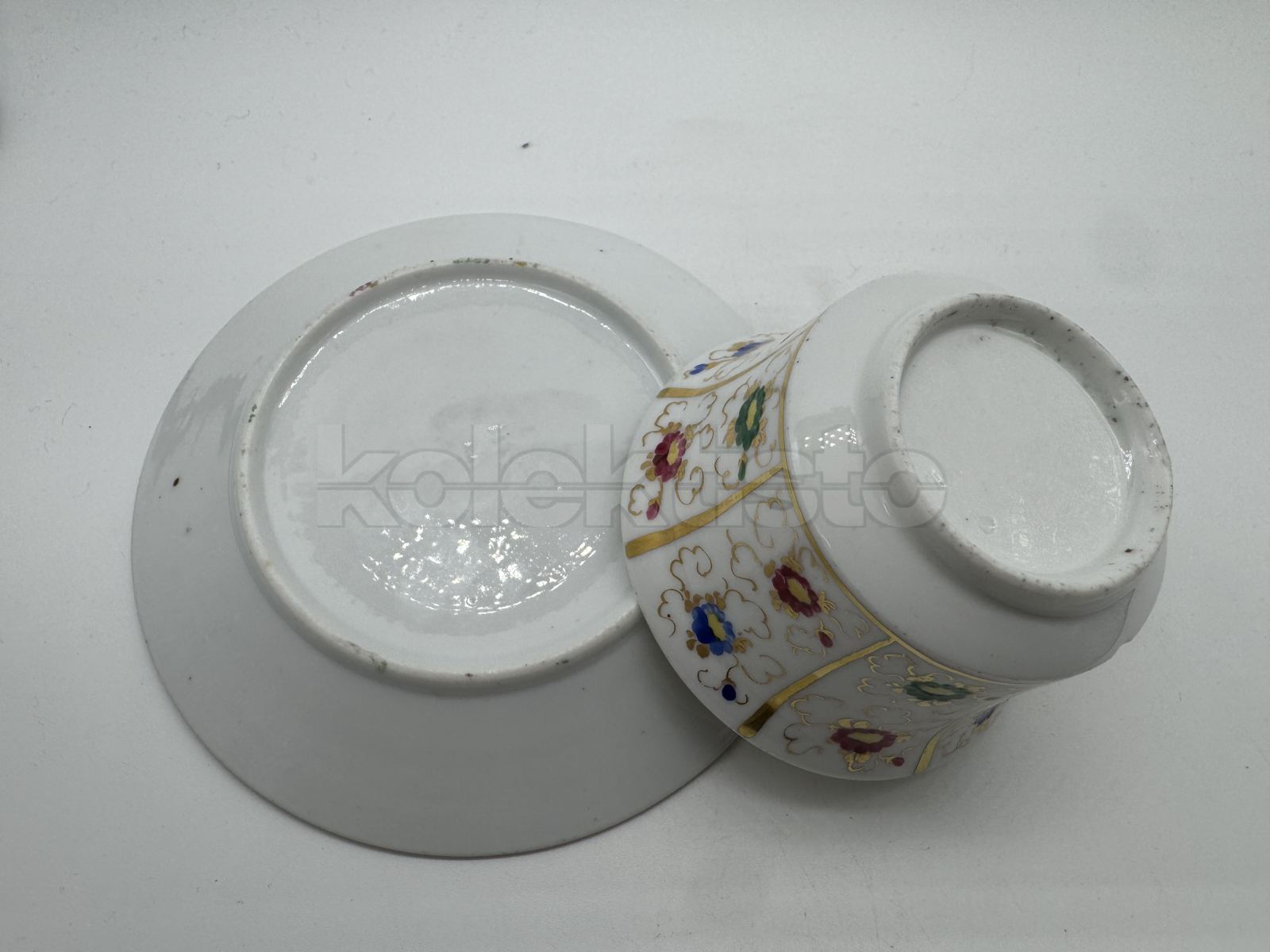 Porcelánový šálek s podšálkem
