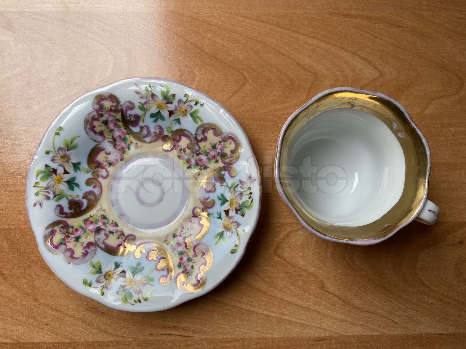 Porcelánový šálek s podšálkem