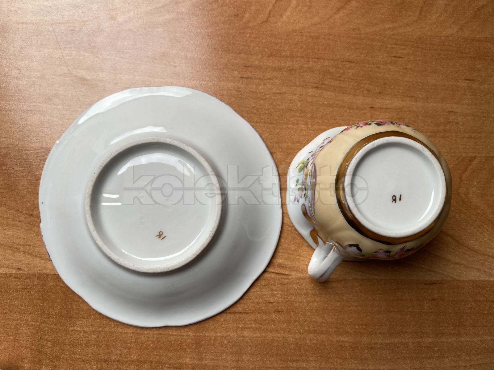 Porcelánový šálek s podšálkem