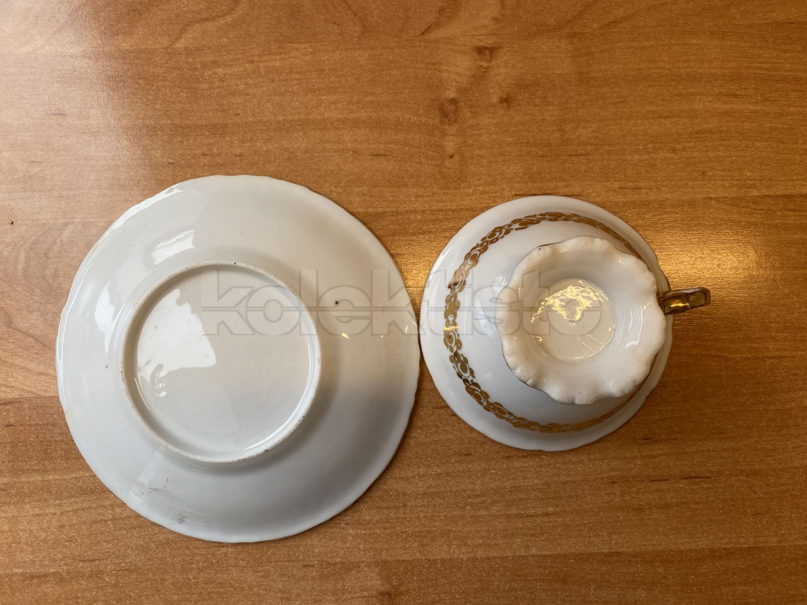 Porcelánový šálek s podšálkem s malbou