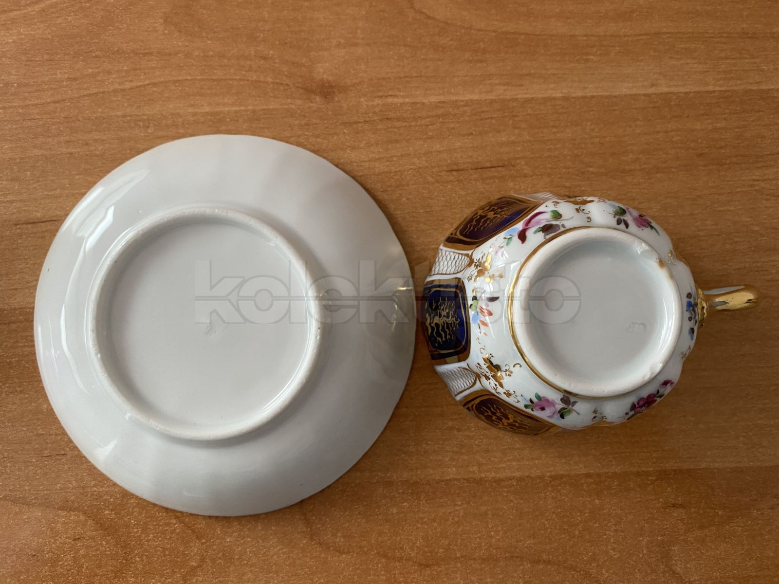 Porcelánový šálek s podšálkem