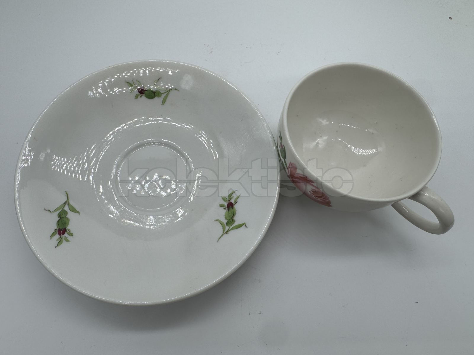 Porcelánový šálek s podšálkem
