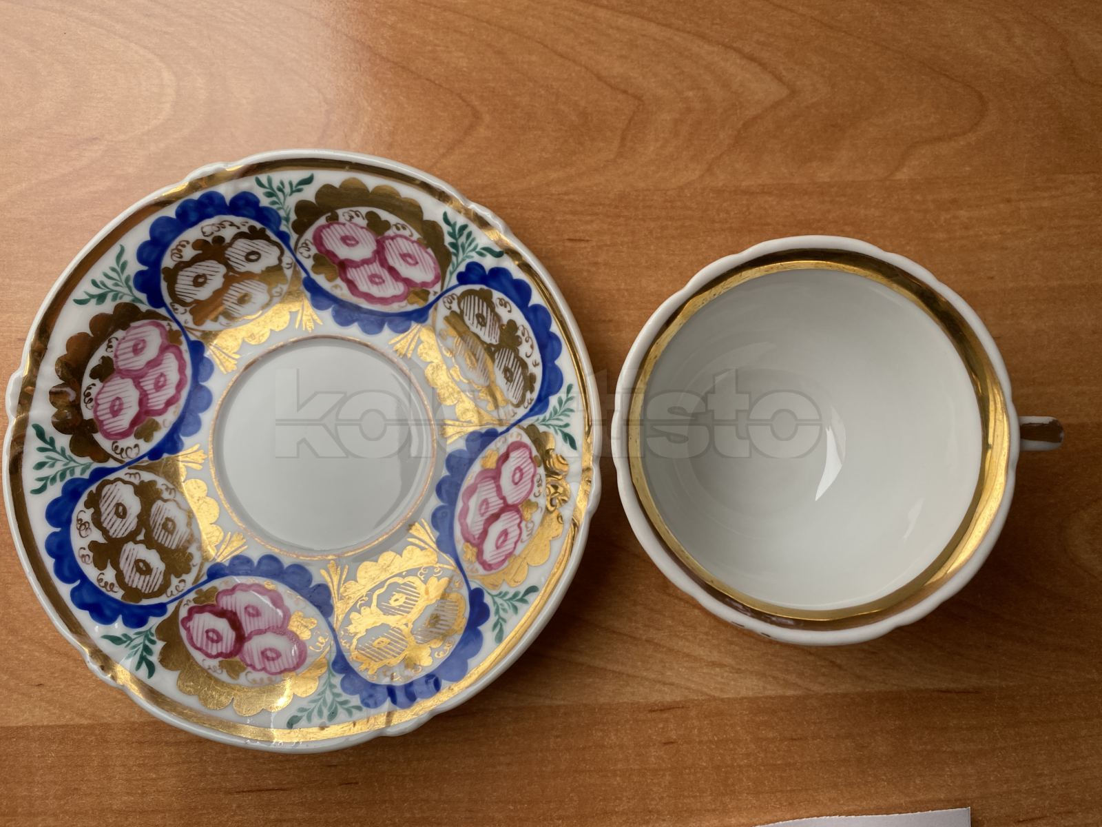 Porcelánový šálek s podšálkem