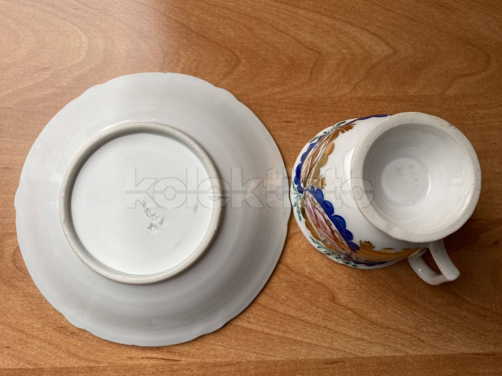 Porcelánový šálek s podšálkem