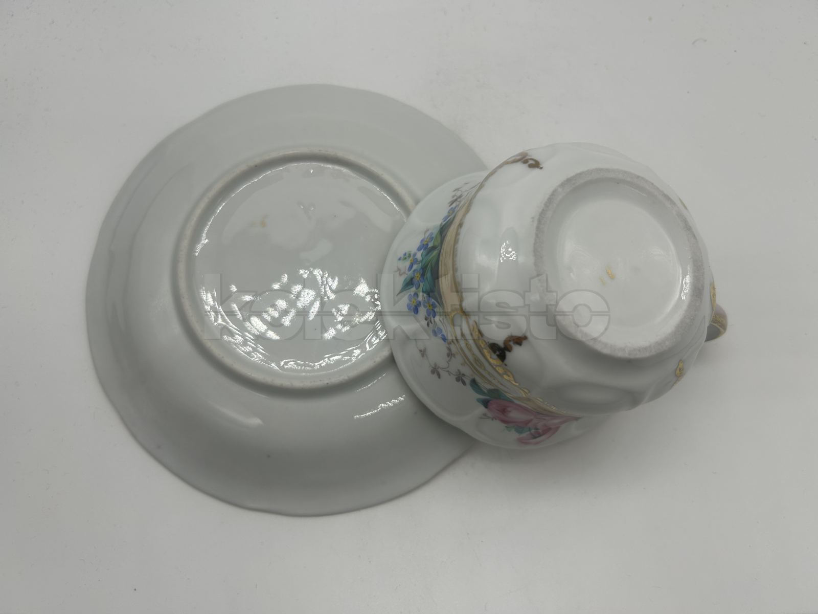 Porcelánový šálek s podšálkem