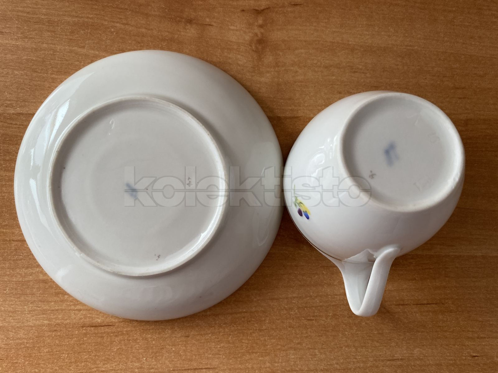 Porcelánový šálek s podšálkem
