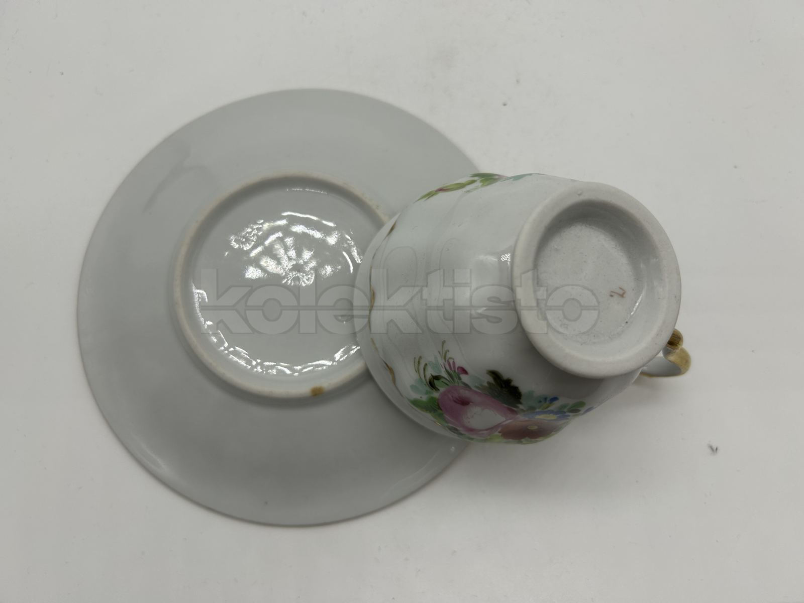 Porcelánový šálek s podšálkem