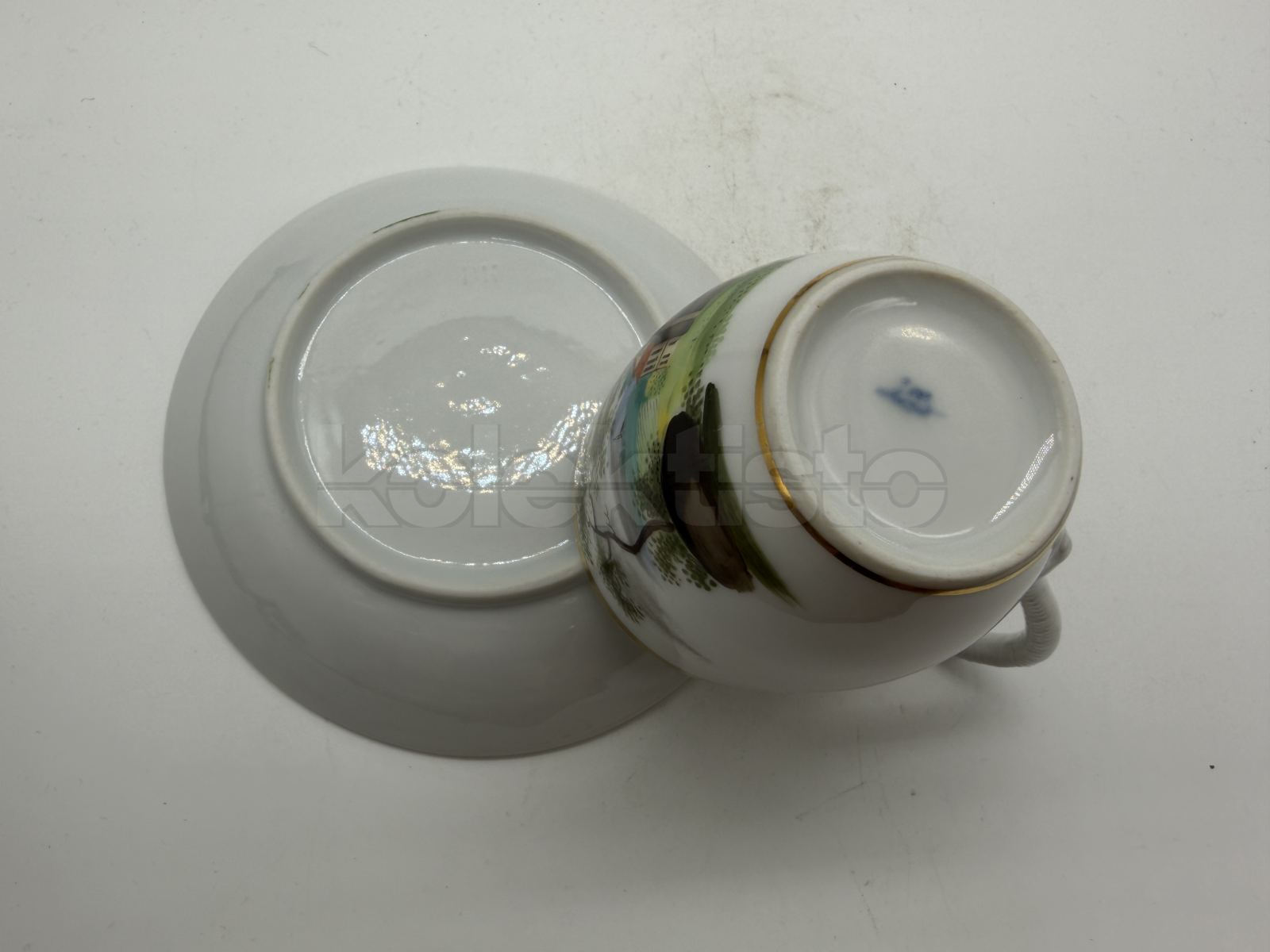 Porcelánový šálek s podšálkem
