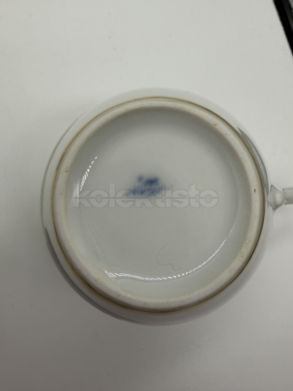 Porcelánový šálek s podšálkem