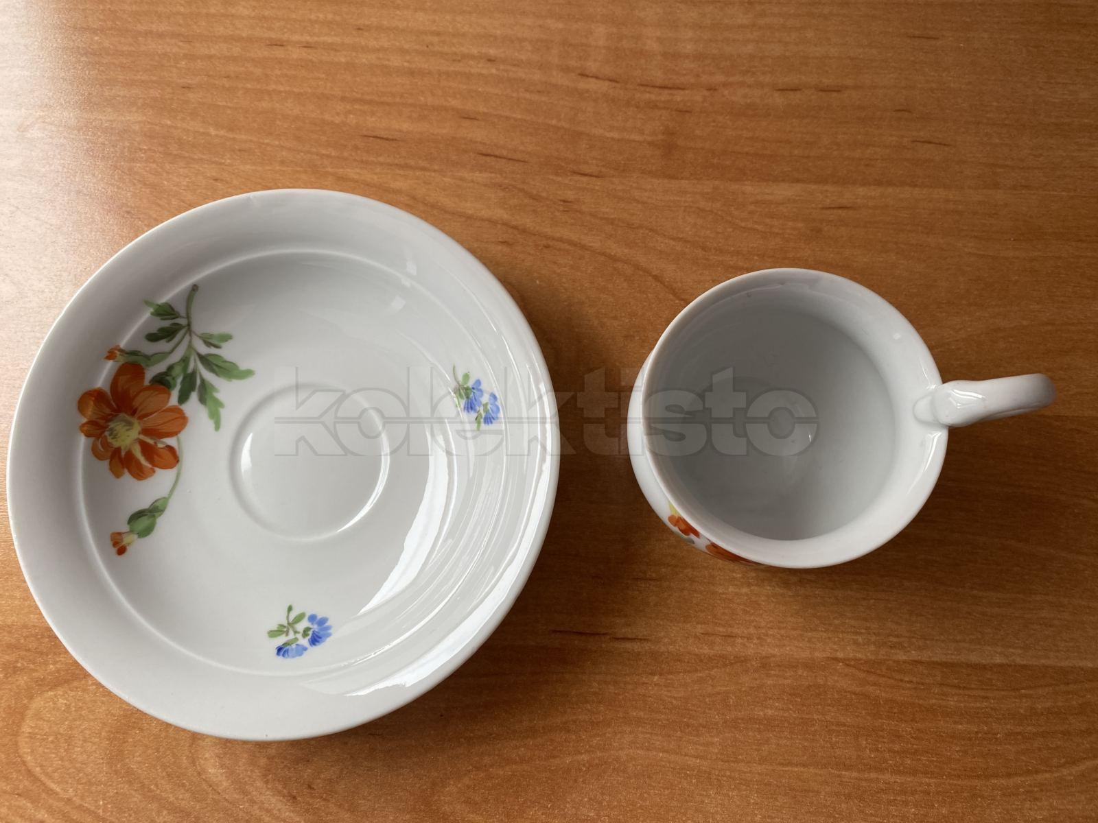Porcelánový šálek s podšálkem