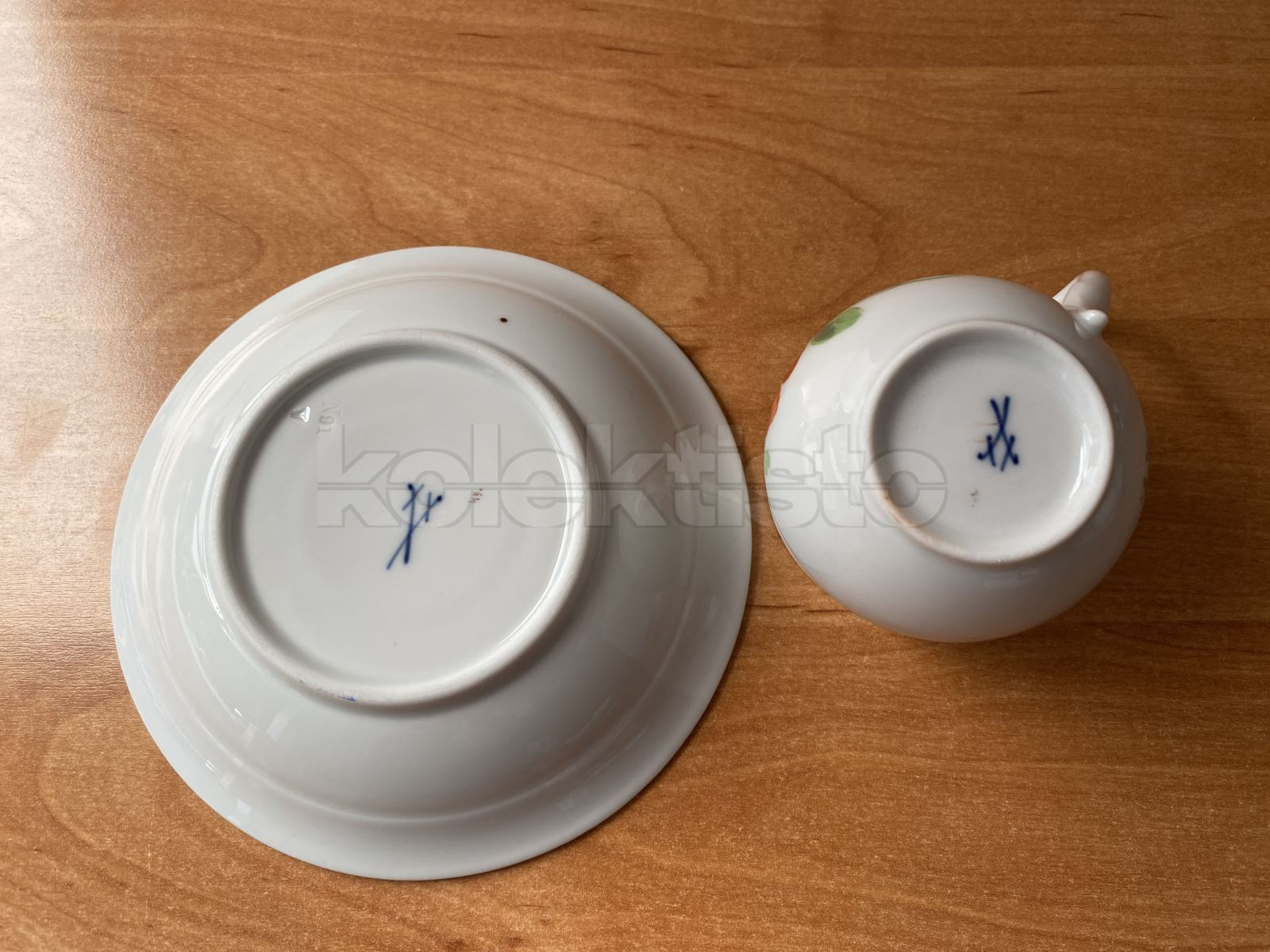 Porcelánový šálek s podšálkem