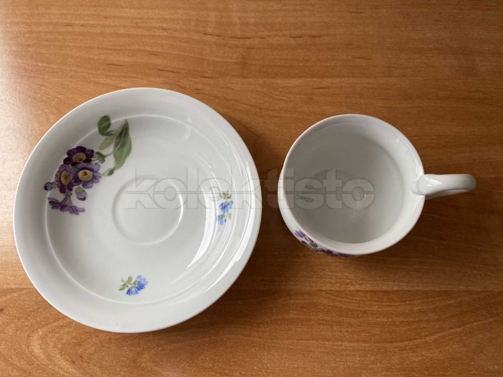 Porcelánový šálek s podšálkem