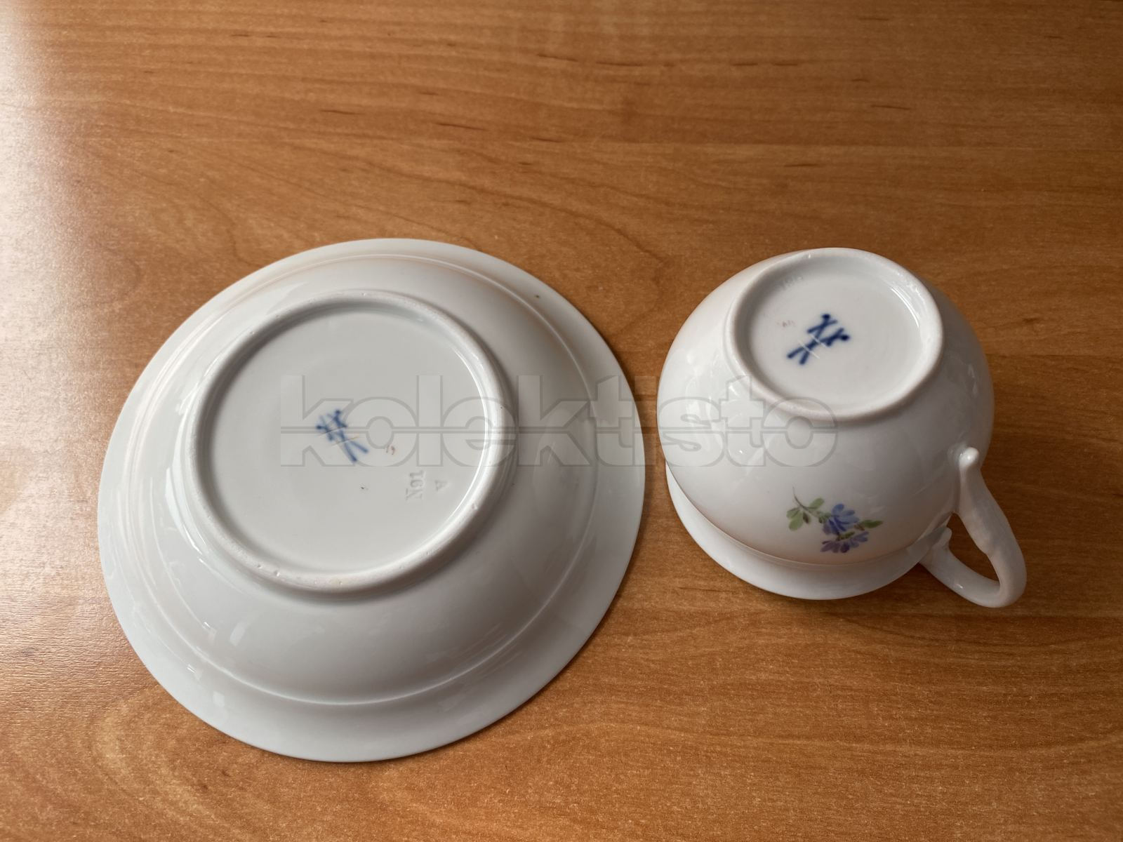 Porcelánový šálek s podšálkem