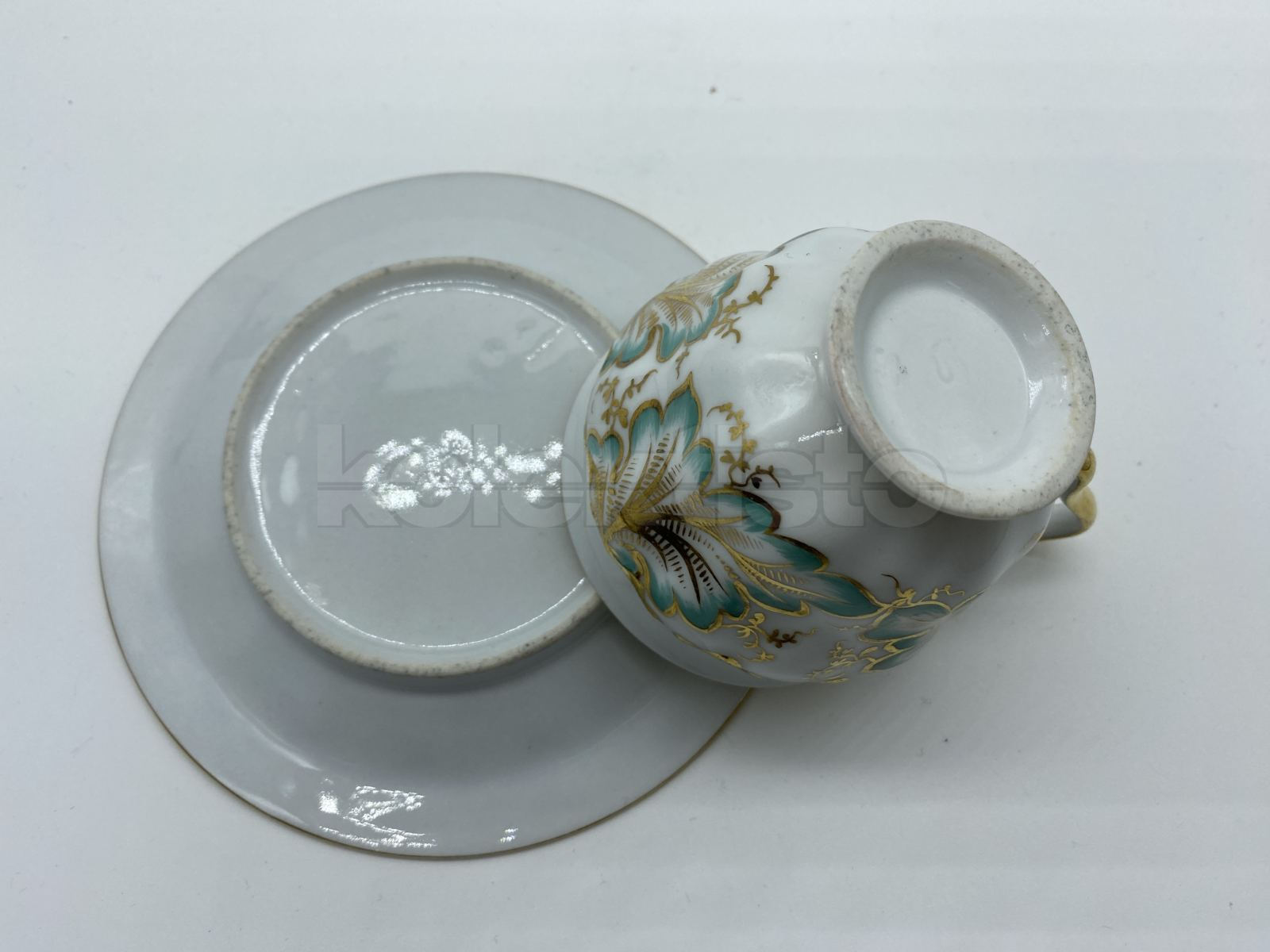 Porcelánový šálek s podšálkem