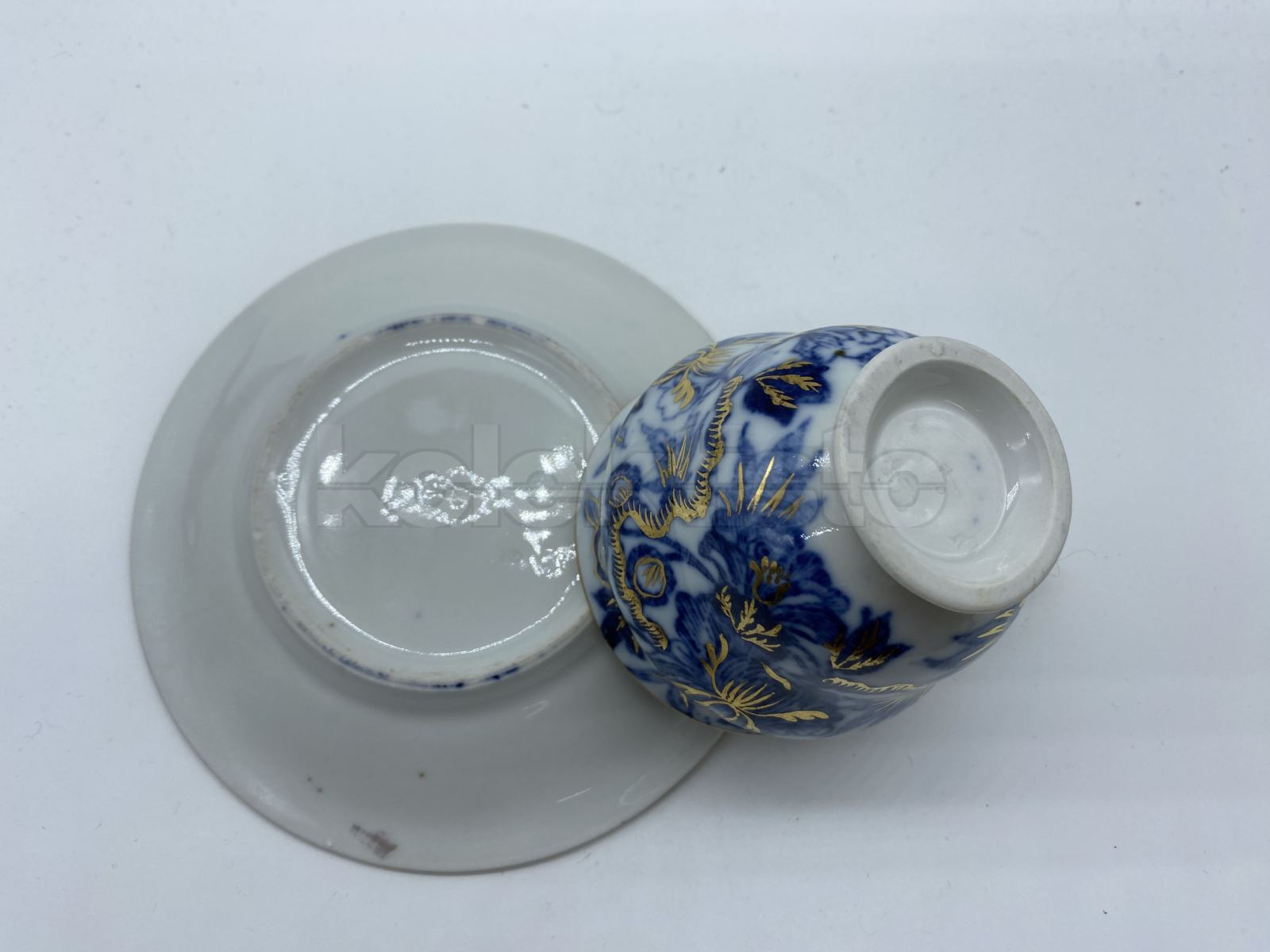 Porcelánový šálek s podšálkem