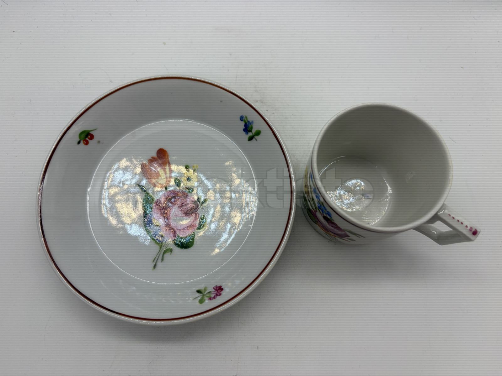 Porcelánový šálek s podšálkem, na šálku modré podglazurní S