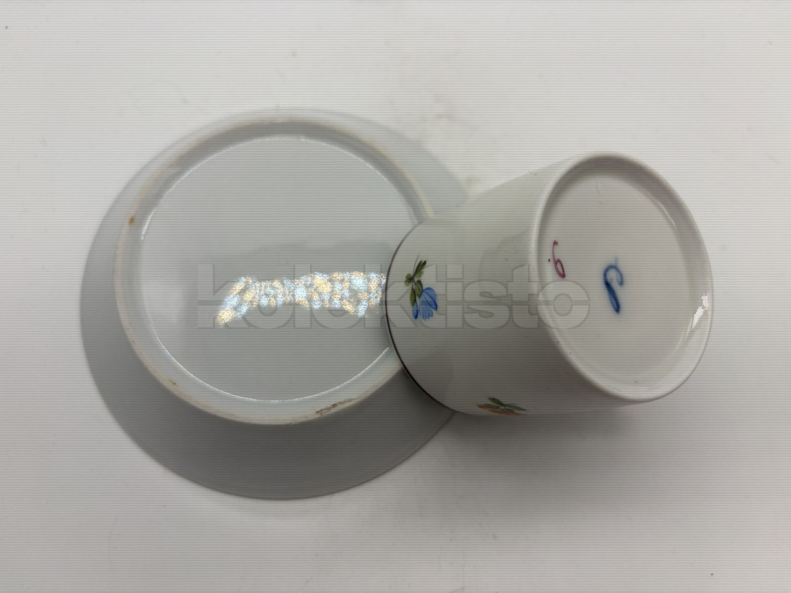 Porcelánový šálek s podšálkem, na šálku modré podglazurní S