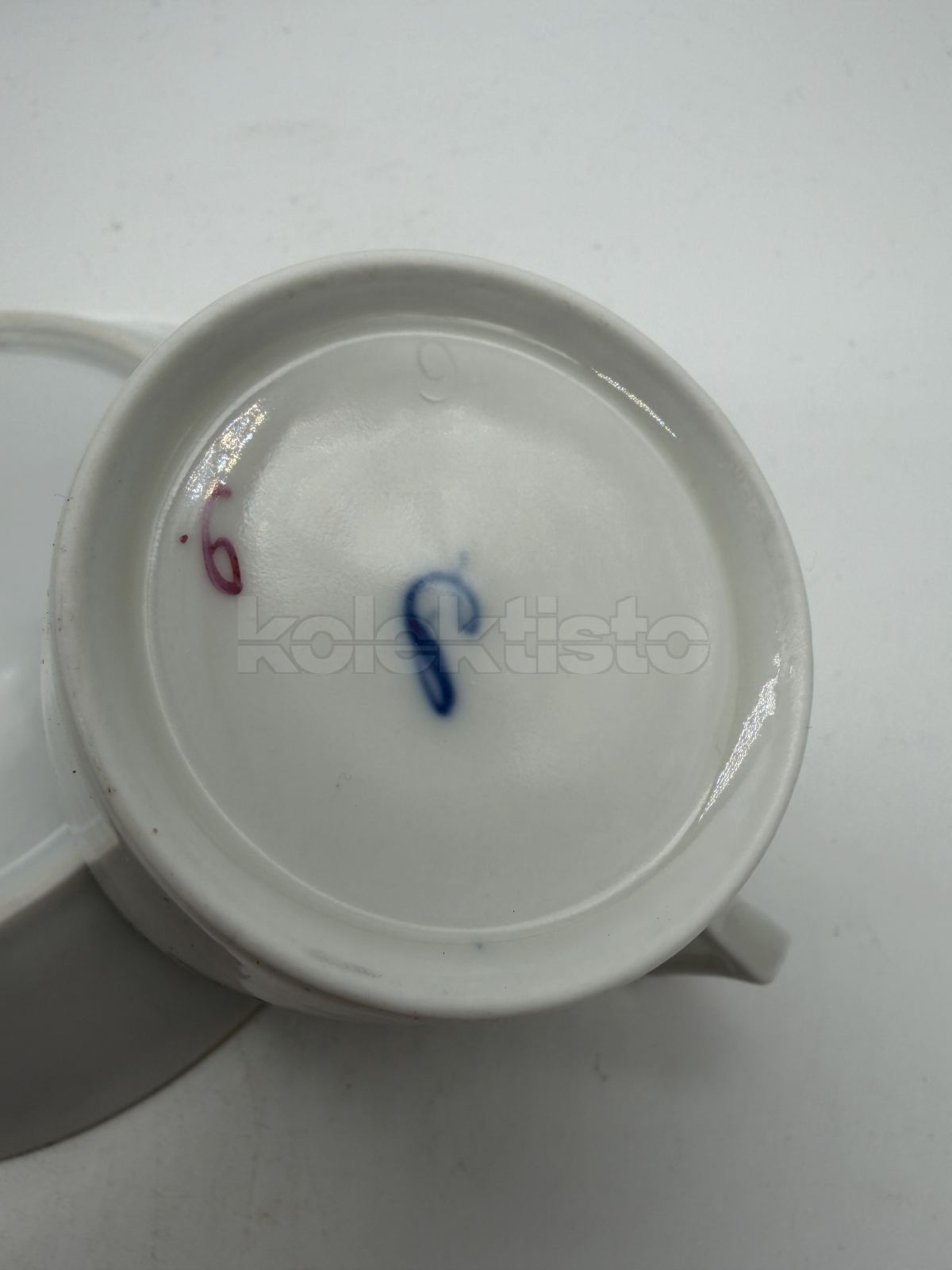 Porcelánový šálek s podšálkem, na šálku modré podglazurní S