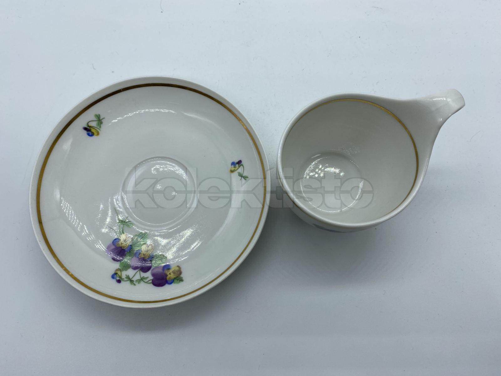 Porcelánový šálek s podšálkem