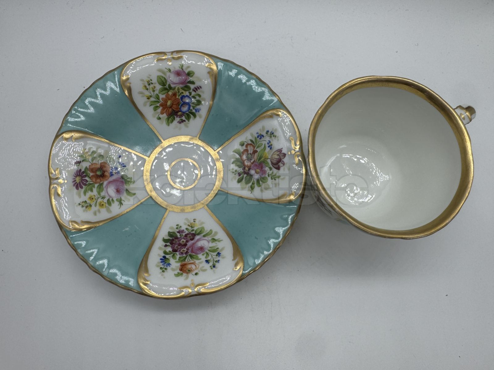Porcelánový šálek s podšálkem