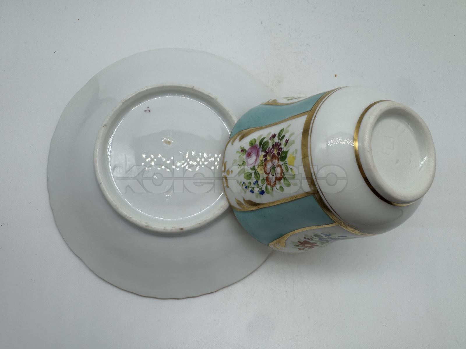 Porcelánový šálek s podšálkem