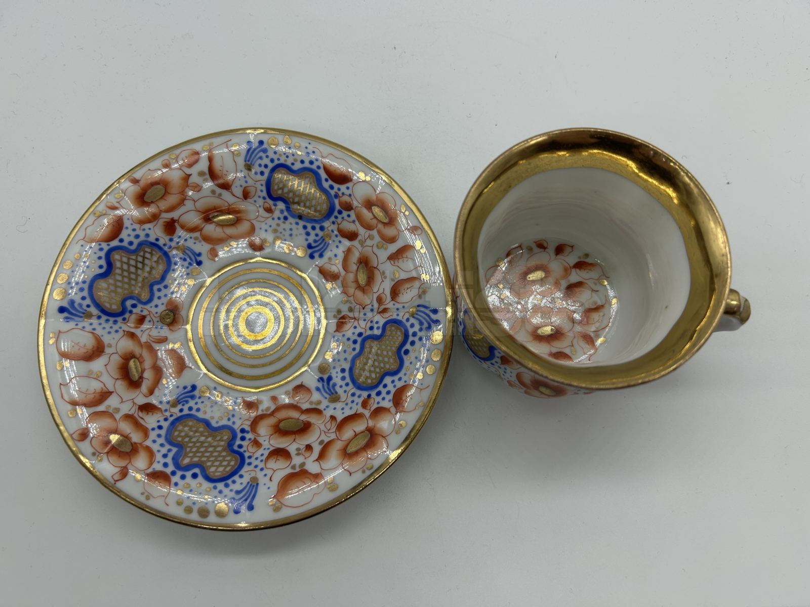 Porcelánový šálek s podšálkem