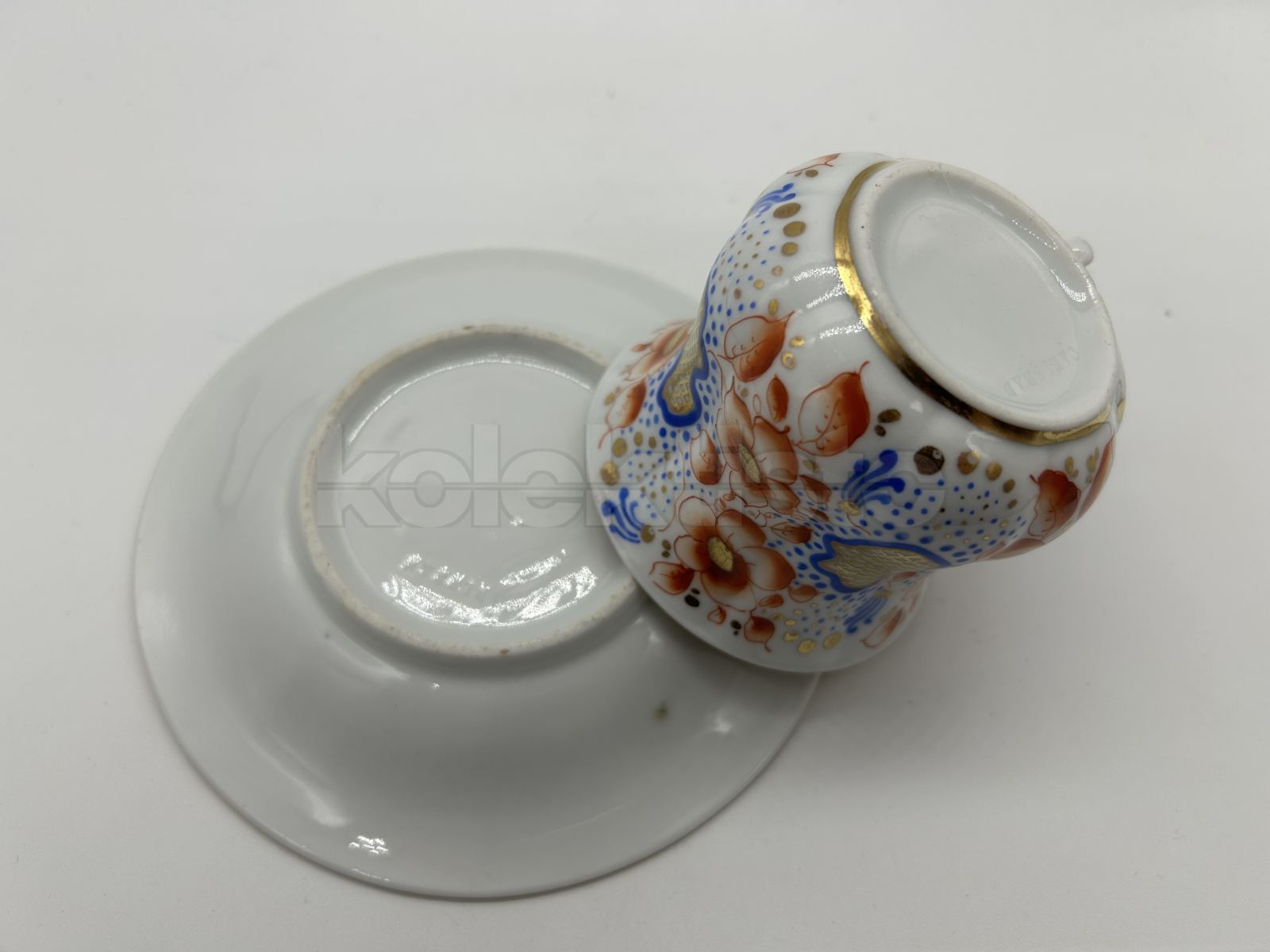 Porcelánový šálek s podšálkem