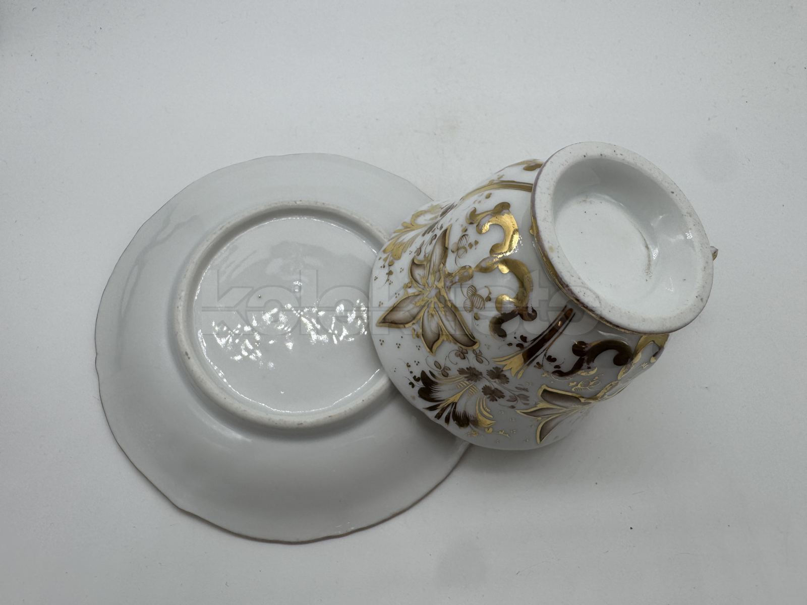 Porcelánový šálek s podšálkem